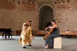 Szene aus SPHENOID mit Jie Rui Zhang und Zoe Cartier, Foto von Erik Jan Ouwerkerk